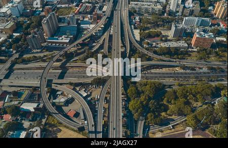 CARACAS, VENEZUELA - MAI 2022 - vue panoramique aérienne du distributeur la Arana, vue panoramique de l'autoroute Francisco Fajardo à Caracas, Venezuela Banque D'Images