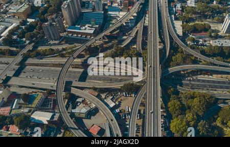 CARACAS, VENEZUELA - MAI 2022 - vue panoramique aérienne du distributeur la Arana, vue panoramique de l'autoroute Francisco Fajardo à Caracas, Venezuela Banque D'Images