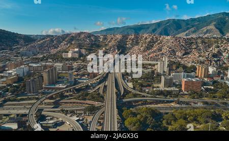 CARACAS, VENEZUELA - MAI 2022 - vue panoramique aérienne du distributeur la Arana, vue panoramique de l'autoroute Francisco Fajardo à Caracas, Venezuela Banque D'Images