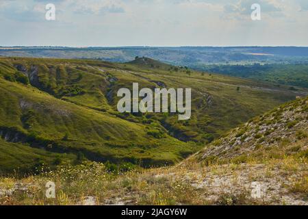 Montagne de craie par une journée ensoleillée, zone protégée près de Svyatogorsk, Ukraine. Banque D'Images