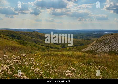 Montagne de craie par une journée ensoleillée, zone protégée près de Svyatogorsk, Ukraine. Banque D'Images