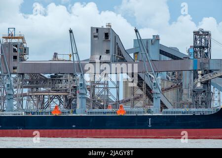 WESTWEGO, LA, États-Unis - 23 MAI 2022 : élévateur de grain Cargill et navire de cargaison amarré sur le fleuve Mississippi Banque D'Images