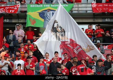 Paris, France, le 28th mai 2022. Des drapeaux portant des images d'Alisson Becker et de Mohamed Salah du FC Liverpool sont vus parmi les fans de Liverpool lors du match de la Ligue des Champions de l'UEFA au Stade de France, Paris. Le crédit photo devrait se lire: Jonathan Moscrop / Sportimage Banque D'Images