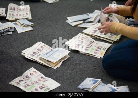 Les membres du jury électoral comptent les votes après la fin du rassemblement électoral lors des élections présidentielles de 2022 à Bogota, en Colombie, le 29 mai 2022. Photo de: CHEPA Beltran/long Visual Press Banque D'Images