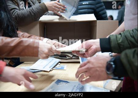 Les membres du jury électoral comptent les votes après la fin du rassemblement électoral lors des élections présidentielles de 2022 à Bogota, en Colombie, le 29 mai 2022. Photo de: CHEPA Beltran/long Visual Press Banque D'Images