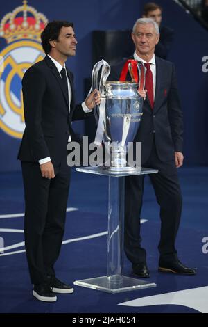 Paris, France, le 28th mai 2022. L'ancien Real Madrid et l'Espagne ont présenté Raul Gonzalez et l'ancien Liverpool et le pays de Galles, Ian Rush, se préparent à porter le trophée de la Ligue des champions de l'EUFA sur le terrain lors du match de la Ligue des champions de l'UEFA au Stade de France, à Paris. Le crédit photo devrait se lire: Jonathan Moscrop / Sportimage Banque D'Images