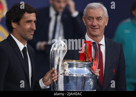 Paris, France, le 28th mai 2022. L'ancien Real Madrid et l'Espagne, Raul Gonzalez, et l'ancien Liverpool et le pays de Galles, Ian Rush, réagissent en se préparant à porter le trophée de la Ligue des champions de l'Union européenne sur le terrain lors du match de la Ligue des champions de l'UEFA au Stade de France, à Paris. Le crédit photo devrait se lire: Jonathan Moscrop / Sportimage Banque D'Images