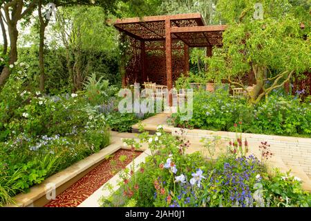 Le jardin Morris & Co. Contenant un pavillon et des canaux d'eau basés sur les motifs de William Morris entourés de frontières herbacées. Banque D'Images