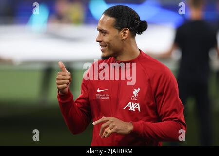 Paris, France, le 28th mai 2022. Virgile van Dijk du FC Liverpool réagit dans la file d'attente avant le match de la Ligue des champions de l'UEFA au Stade de France, Paris. Le crédit photo devrait se lire: Jonathan Moscrop / Sportimage Banque D'Images