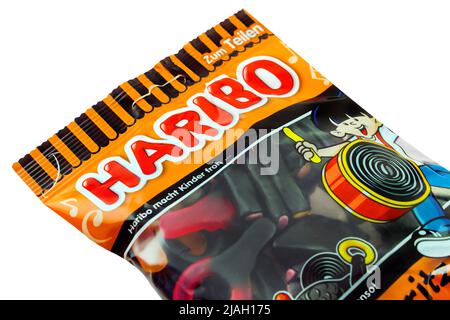 Hambourg, Allemagne - 25 mai 2022: Les sucreries Haribo Licorice isolées sur fond blanc Banque D'Images