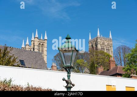 Tours de la cathédrale et lumière de rue de style ancien de la vieille ville de St Martins Lane Lincoln Banque D'Images