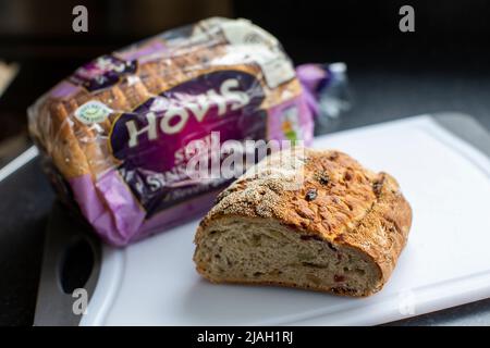 West Yorkshire, Royaume-Uni. 30th mai 2022. Les consommateurs britanniques sont confrontés à des augmentations considérablement plus importantes du prix de certains produits alimentaires à petit budget, notamment les pâtes, les chips et le pain. De nouvelles données expérimentales montrent que les familles les plus pauvres supportent le plus lourd fardeau de la crise du coût de la vie. Soulignant le défi pour les ménages à faible revenu, les chiffres de l'Office for National Statistics (ONS) ont montré que les prix de certaines denrées alimentaires à bas prix ont augmenté à un taux beaucoup plus rapide que pour l'inflation générale entre l'année et avril. Crédit : Windmill Images/Alamy Live News Banque D'Images