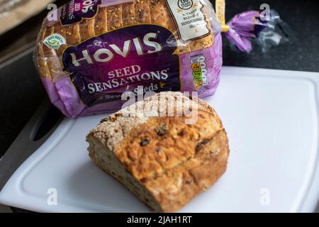 West Yorkshire, Royaume-Uni. 30th mai 2022. Les consommateurs britanniques sont confrontés à des augmentations considérablement plus importantes du prix de certains produits alimentaires à petit budget, notamment les pâtes, les chips et le pain. De nouvelles données expérimentales montrent que les familles les plus pauvres supportent le plus lourd fardeau de la crise du coût de la vie. Soulignant le défi pour les ménages à faible revenu, les chiffres de l'Office for National Statistics (ONS) ont montré que les prix de certaines denrées alimentaires à bas prix ont augmenté à un taux beaucoup plus rapide que pour l'inflation générale entre l'année et avril. Crédit : Windmill Images/Alamy Live News Banque D'Images