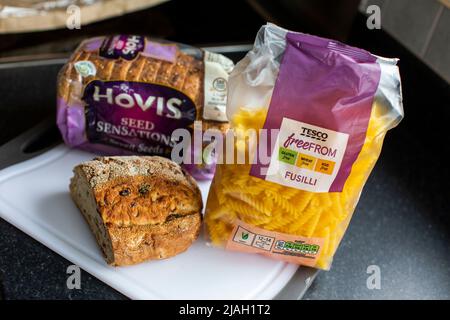 West Yorkshire, Royaume-Uni. 30th mai 2022. Les consommateurs britanniques sont confrontés à des augmentations considérablement plus importantes du prix de certains produits alimentaires à petit budget, notamment les pâtes, les chips et le pain. De nouvelles données expérimentales montrent que les familles les plus pauvres supportent le plus lourd fardeau de la crise du coût de la vie. Soulignant le défi pour les ménages à faible revenu, les chiffres de l'Office for National Statistics (ONS) ont montré que les prix de certaines denrées alimentaires à bas prix ont augmenté à un taux beaucoup plus rapide que pour l'inflation générale entre l'année et avril. Crédit : Windmill Images/Alamy Live News Banque D'Images