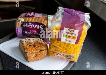 West Yorkshire, Royaume-Uni. 30th mai 2022. Les consommateurs britanniques sont confrontés à des augmentations considérablement plus importantes du prix de certains produits alimentaires à petit budget, notamment les pâtes, les chips et le pain. De nouvelles données expérimentales montrent que les familles les plus pauvres supportent le plus lourd fardeau de la crise du coût de la vie. Soulignant le défi pour les ménages à faible revenu, les chiffres de l'Office for National Statistics (ONS) ont montré que les prix de certaines denrées alimentaires à bas prix ont augmenté à un taux beaucoup plus rapide que pour l'inflation générale entre l'année et avril. Crédit : Windmill Images/Alamy Live News Banque D'Images