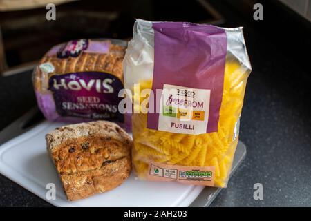 West Yorkshire, Royaume-Uni. 30th mai 2022. Les consommateurs britanniques sont confrontés à des augmentations considérablement plus importantes du prix de certains produits alimentaires à petit budget, notamment les pâtes, les chips et le pain. De nouvelles données expérimentales montrent que les familles les plus pauvres supportent le plus lourd fardeau de la crise du coût de la vie. Soulignant le défi pour les ménages à faible revenu, les chiffres de l'Office for National Statistics (ONS) ont montré que les prix de certaines denrées alimentaires à bas prix ont augmenté à un taux beaucoup plus rapide que pour l'inflation générale entre l'année et avril. Crédit : Windmill Images/Alamy Live News Banque D'Images