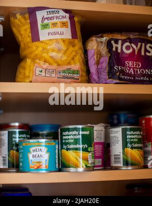 West Yorkshire, Royaume-Uni. 30th mai 2022. Les consommateurs britanniques sont confrontés à des augmentations considérablement plus importantes du prix de certains produits alimentaires à petit budget, notamment les pâtes, les chips et le pain. De nouvelles données expérimentales montrent que les familles les plus pauvres supportent le plus lourd fardeau de la crise du coût de la vie. Soulignant le défi pour les ménages à faible revenu, les chiffres de l'Office for National Statistics (ONS) ont montré que les prix de certaines denrées alimentaires à bas prix ont augmenté à un taux beaucoup plus rapide que pour l'inflation générale entre l'année et avril. Crédit : Windmill Images/Alamy Live News Banque D'Images