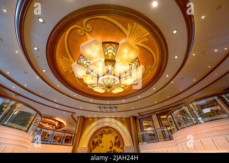 L'arc portuaire de la reine Elizabeth originale, représenté en marqueterie par David Linley et une partie du grand hall du nouveau bateau de croisière de la reine Elizabeth Banque D'Images