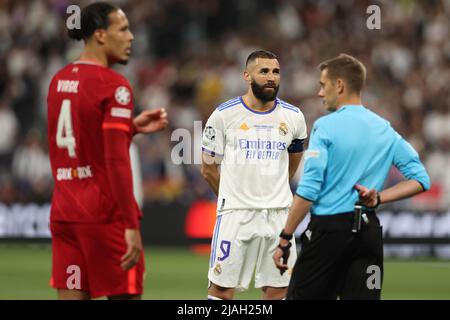 Paris, France, le 28th mai 2022. Virgile van Dijk de Liverpool FC réagit comme Karim Benzema de Real Madrid se tient devant l'arbitre Clément Turpin de France en attendant le résultat d'un VAR de vérifier un but de la France avant, Cette décision a été écartée par la suite lors du match de la Ligue des champions de l'UEFA au Stade de France, à Paris. Le crédit photo devrait se lire: Jonathan Moscrop / Sportimage Banque D'Images