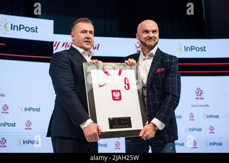 Varsovie, Pologne, 30/05/2022, Cezary Kulesza et Rafal Brzoska posant avec le maillot de Robert Lewandowski à la conférence de presse. L'Association polonaise de football a officiellement annoncé lors d'une conférence de presse au stade national qu'InPost est devenu le nouveau sponsor stratégique.la conférence a été suivie par le président de la PZPN (Association polonaise de football), Cezary Kulesza, et Rafal Brzoska, président d'InPost, connu sous le nom de roi de Pologne, qui a inventé les casiers de commerce électronique automatisés. On estime qu'environ 16 millions de Polonais utilisent les casiers automatiques de colis d'InPost. Banque D'Images