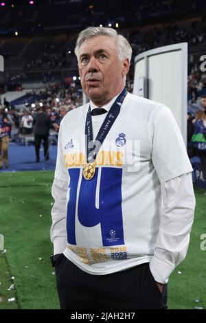 Paris, France, le 28th mai 2022. Carlo Ancelotti l'entraîneur en chef du Real Madrid regarde ses joueurs célébrer avec le trophée qui suit la victoire de 1-0 dans le match de la Ligue des champions de l'UEFA au Stade de France, Paris. Le crédit photo devrait se lire: Jonathan Moscrop / Sportimage Banque D'Images