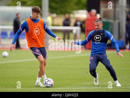 En Angleterre, Kalvin Phillips (à droite) et John Stones lors d'une séance d'entraînement au parc St George, Burton-upon-Trent. Date de la photo: Lundi 30 mai 2022. Banque D'Images