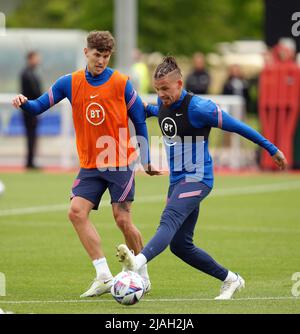 En Angleterre, Kalvin Phillips (à droite) et John Stones lors d'une séance d'entraînement au parc St George, Burton-upon-Trent. Date de la photo: Lundi 30 mai 2022. Banque D'Images