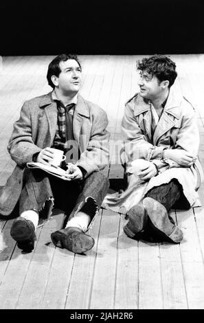 l-r: Ken Stott (Robert MacBryde), David O’Hara (Robert Colquhoun) à COLQUHOUN ET MACBRYDE par John Byrne au Royal court Theatre, Londres SW1 22/09/1992 conception: John Byrne éclairage: Gerry Jenkinson directeur: Lindsay Posner Banque D'Images