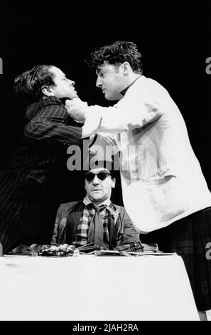 l-r: Julian Firth (George Barker), Ken Stott (Robert MacBryde), David O’Hara (Robert Colquhoun) à COLQUHOUN ET MACBRYDE par John Byrne au Royal court Theatre, Londres SW1 22/09/1992 conception: John Byrne éclairage: Gerry Jenkinson directeur: Lindsay Posner Banque D'Images