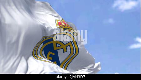 Madrid, Espagne, mai 2022: Le drapeau du Real Madrid Club de Fútbol qui agite dans le vent par temps clair. Real Madrid C.F. est un football espagnol professionnel Banque D'Images