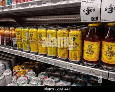 Mill Creek, WA USA - vers mai 2022: Vue inclinée de Yerba Mate à vendre dans une épicerie de ville et de pays. Banque D'Images