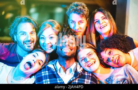 Multiculturel hommes et femmes prenant un selfie drôle avec des visages heureux - le concept de style de vie de rassemblement social avec les jeunes millenial ayant le plaisir de togethe Banque D'Images