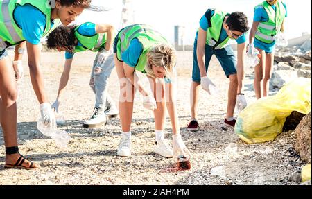 Jeunes volontaires portant l'uniforme à la plage activité de nettoyage des ordures - concept de conservation de l'environnement pour la pollution des matières plastiques Banque D'Images