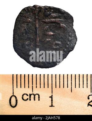 Pièces de cuivre de la Horde d'Or. Numéro 6 1. Macro. Isolé sur blanc Banque D'Images