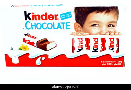 Le Caire, l'Egypte, 27 mai 2022: Le paquet de barres de chocolat au lait Kinder, une petite collation riche en lait, lait et cacao, Une recette de chocolat qui contient deux délicieux Banque D'Images