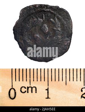 Pièces de cuivre de la Horde d'Or. Numéro 6 2. Macro. Isolé sur blanc Banque D'Images