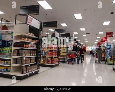 Lynnwood, WA, États-Unis - vers avril 2022 : vue inclinée d'une famille qui fait ses courses ensemble dans la section épicerie d'un magasin Target. Banque D'Images