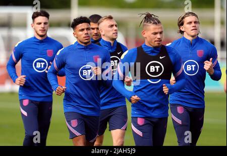 James Justin (deuxième à gauche) d'Angleterre pendant une séance d'entraînement au parc St George, Burton-upon-Trent. Date de la photo: Lundi 30 mai 2022. Banque D'Images