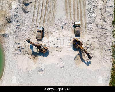 vue en hauteur de l'industrie lourde de la pelle hydraulique dans une carrière de sable en été ensoleillé Banque D'Images