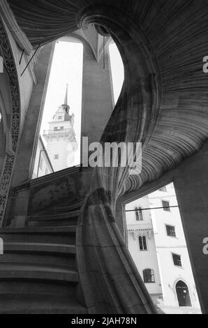 Escalier en spirale noir et blanc - noir et blanc Banque D'Images