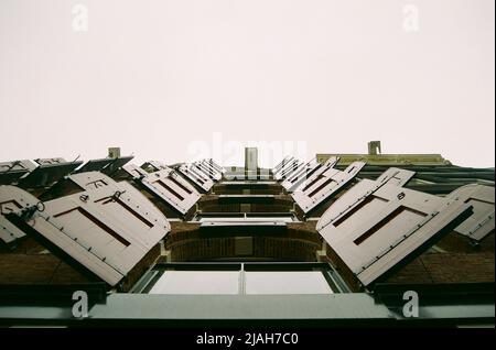 Tenement, volets - Amsterdam, pays-Bas Banque D'Images