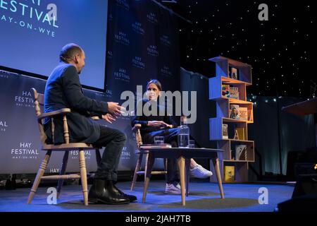 Hay-on-Wye, pays de Galles, Royaume-Uni. 30th mai 2022. Rebecca Mead s'entretient avec Philippe Sands au Hay Festival 2022, pays de Galles. Crédit : Sam Hardwick/Alamy. Banque D'Images