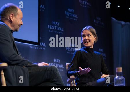 Hay-on-Wye, pays de Galles, Royaume-Uni. 30th mai 2022. Rebecca Mead s'entretient avec Philippe Sands au Hay Festival 2022, pays de Galles. Crédit : Sam Hardwick/Alamy. Banque D'Images