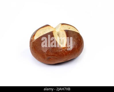 Petit pain de Pâques rond isolé sur fond blanc avec passe-cheveux. Pain de blé brun ou pain bavarois. Banque D'Images