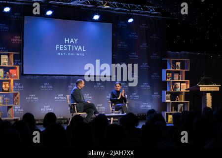 Hay-on-Wye, pays de Galles, Royaume-Uni. 30th mai 2022. Rebecca Mead s'entretient avec Philippe Sands au Hay Festival 2022, pays de Galles. Crédit : Sam Hardwick/Alamy. Banque D'Images