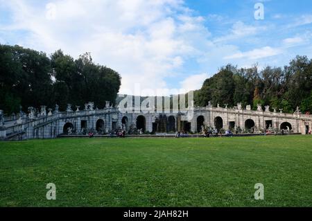 La belle fontaine d'Aeolus, dans le parc du Palais Royal de Caserta, une énorme fontaine de 80 mètres de large Banque D'Images