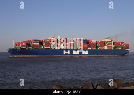 Le navire à conteneurs HMM Daon quitte le port de Rotterdam sur 18 mars 2022. Banque D'Images