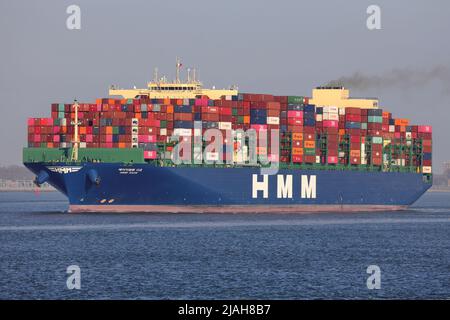 Le navire à conteneurs HMM Daon quitte le port de Rotterdam sur 18 mars 2022. Banque D'Images