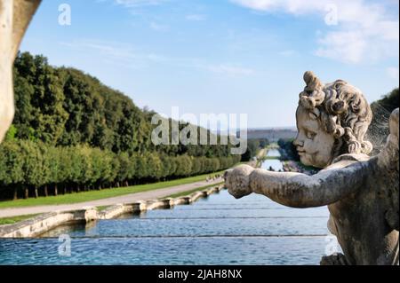 La voie navigable avec le Palais Royal de Caserta au fond comme il apparaît de la Fontaine de Vénus et d'Adonis Banque D'Images