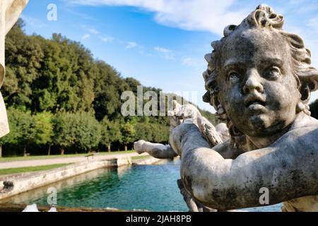 La voie navigable avec le Palais Royal de Caserta au fond comme il apparaît de la Fontaine de Vénus et d'Adonis Banque D'Images